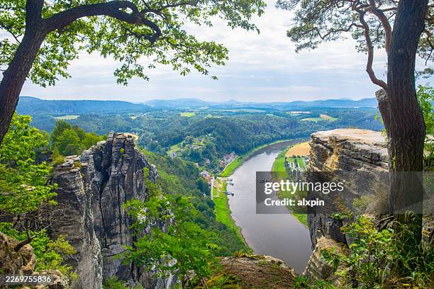 panoramablick auf die sächsische schweiz - sandstein stock-fotos und bilder