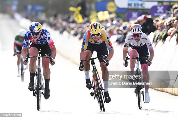 Zoe Backstedt of Great Britain and Team CANYON//SRAM zondacrypto, Lotte Kopecky of Belgium and Team SD Worx - Protime and Karlijn Swinkels of...
