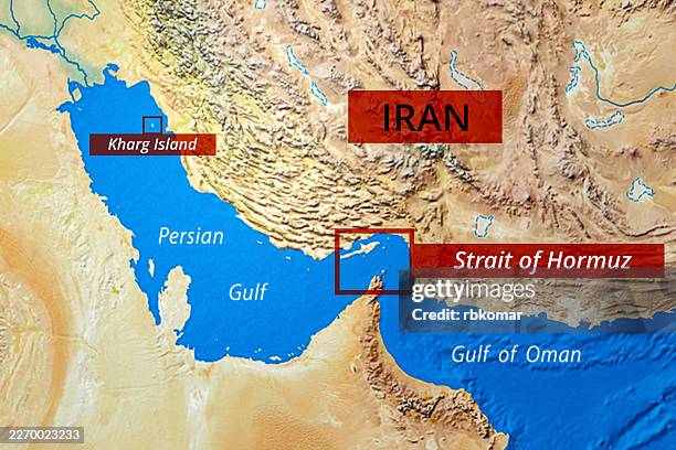 strait of hormuz map showing critical persian gulf shipping channel between iran and arabian peninsula. kharg island and geopolitical oil gas trade route. - stretto foto e immagini stock