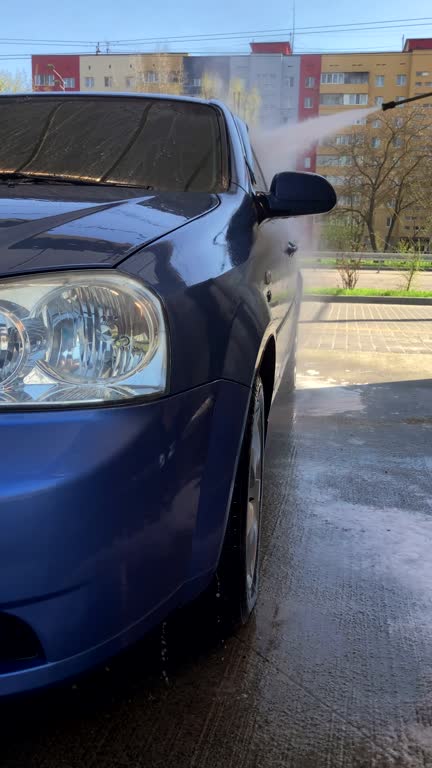 https://media.gettyimages.com/id/2270112359/video/young-man-washing-a-car-car-wash.jpg?b=1&s=640x640&k=20&c=mp-DfCelIcVg7MHHpu2AaKjIp7udflCATLEzMBOK1HA=
