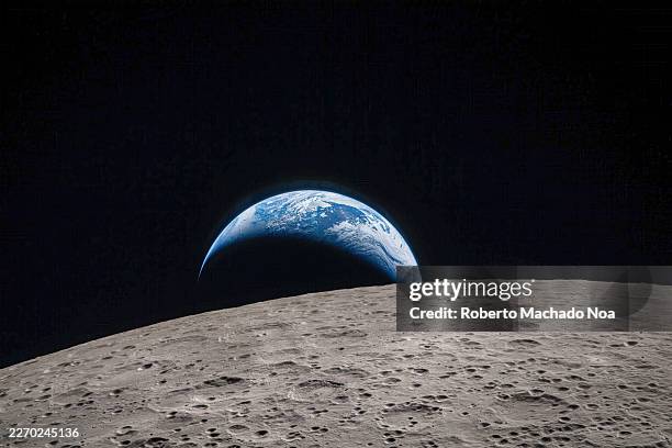 orion window earthset moon crater - mond stock-fotos und bilder