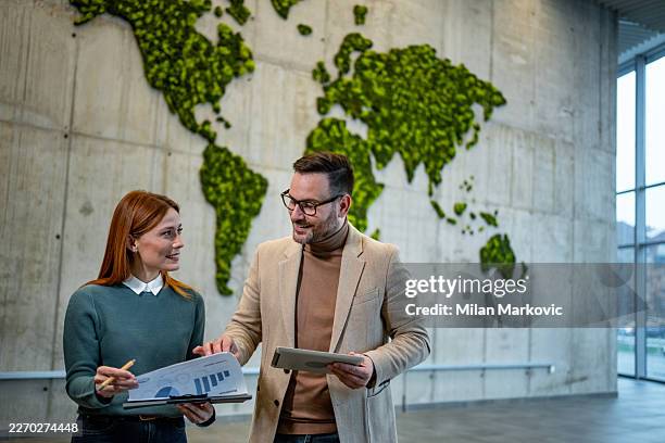 geschäftskollegen, die globale daten im modernen büro analysieren - world war 2 stock-fotos und bilder