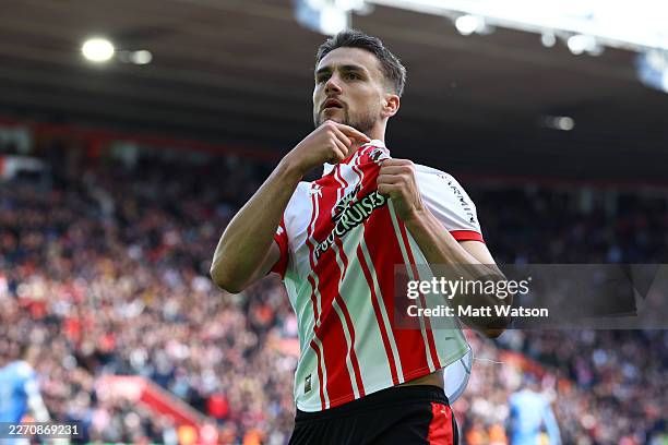 Taylor Harwood-Bellis of Southampton celebrates after putting his team 2-1 up during the Sky Bet Championship match between Southampton and Derby...