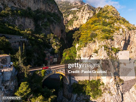 Küstenstraße oberhalb der Klippe, Amalfiküste, Italien Küstenstraße oberhalb der Klippe, Amalfiküste, Italien