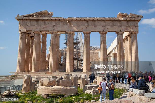 parthenon temple on acropolis hill against blue sky - partenon imagens e fotografias de stock