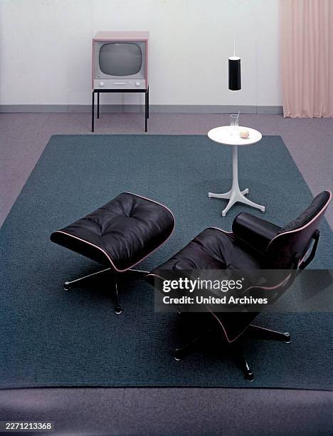 Für das Werbebild wurde ein Fernsehgerät und der Designersessel, ein Charles Eames Lounge Chair, arrangiert. Entworfen wurde der Designersessel von...