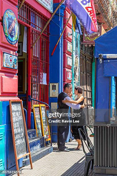 street artist couple dancing tango on caminito, buenos aires, argentina - traditional ceremony stock pictures, royalty-free photos & images