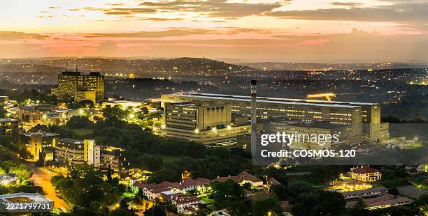 charlotte maxeke johannesburg academic hospital at sunset - johannesburg stockfoto's en -beelden