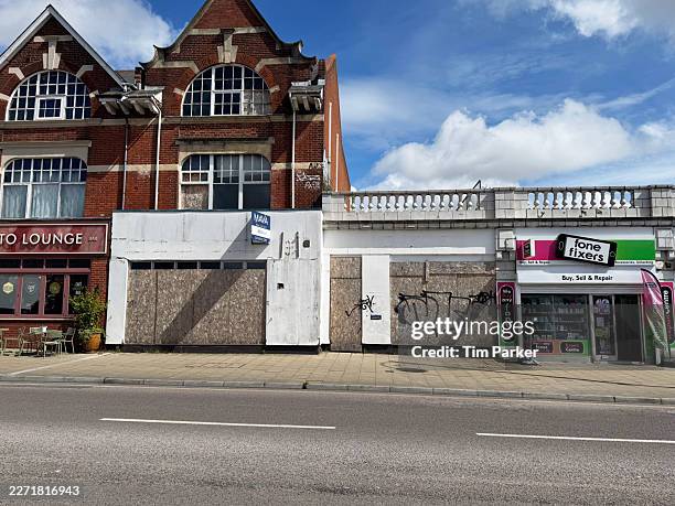 ein geschlossener, vernagelter laden - high street stock-fotos und bilder