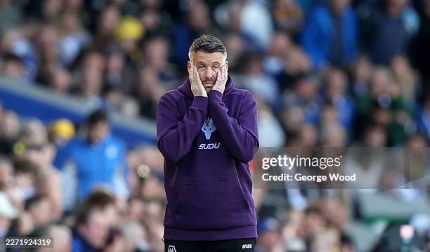 Rob Edwards, Manager of Wolverhampton Wanderers, reacts on the sidelines during the Premier League match between Leeds United and Wolverhampton...