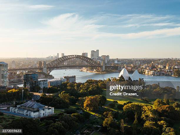 vista aérea del puerto de sídney y la ópera - ópera fotografías e imágenes de stock