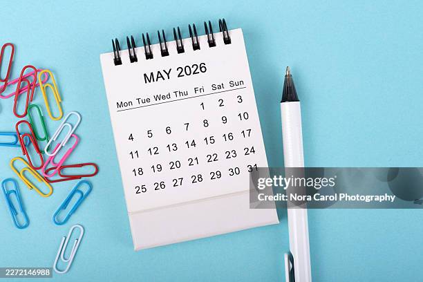 may 2026 desk calendar on blue background - maio imagens e fotografias de stock