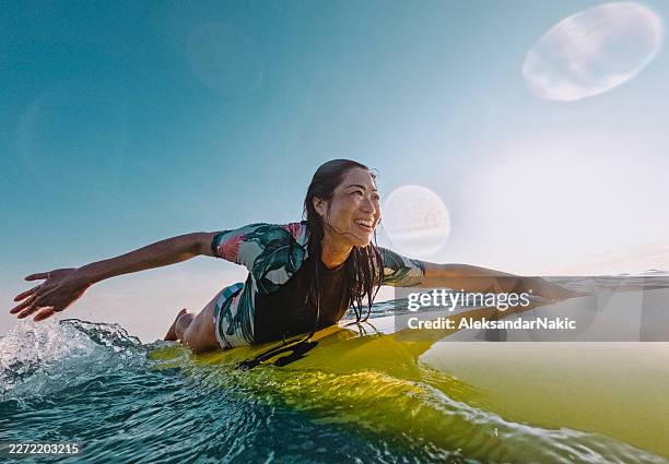 chica surfista en acción - deporte acuático fotografías e imágenes de stock