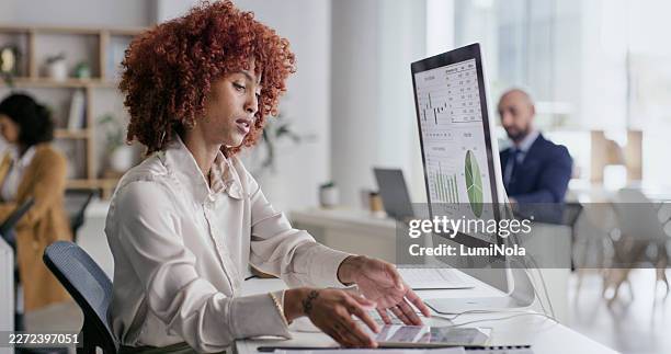 fokussierte geschäftsfrau, die am computer in modernem open office arbeitet und datendiagramme analysiert - hell beleuchtet stock-fotos und bilder