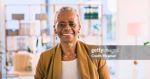 mujer profesional senior segura de sí misma sonriendo en un entorno de oficina moderno - director ejecutivo fotografías e imágenes de stock