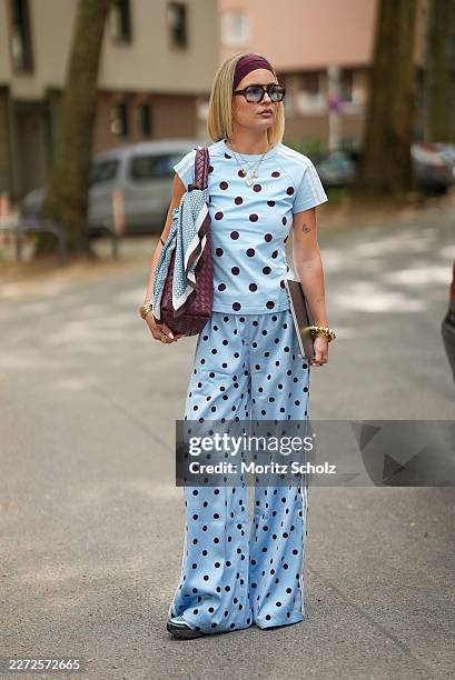 Julia Kammerer is seen wearing a light blue short sleeved „Cali“ t-shirt with burgundy polka dots, three white stripes on the shoulders and white...