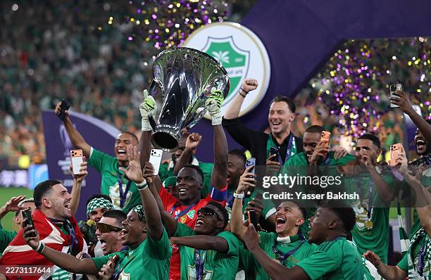 Edouard Mendy of Al Ahli lifts the trophy with teammates following the team's victory in the AFC Champions League Elite Final match between Al Ahli...