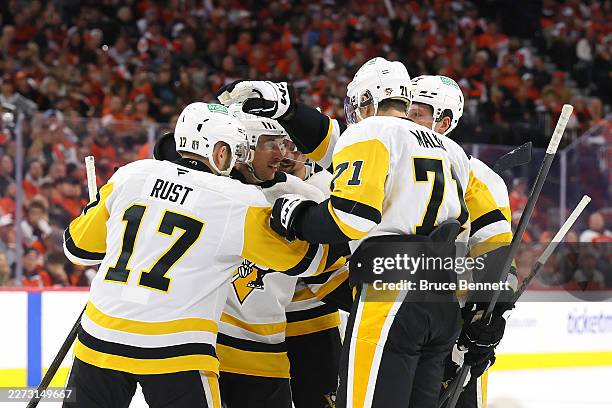 Sidney Crosby of the Pittsburgh Penguins celebrates with Bryan Rust, Evgeni Malkin, Erik Karlsson and Rickard Rakell after scoring a goal on Dan...