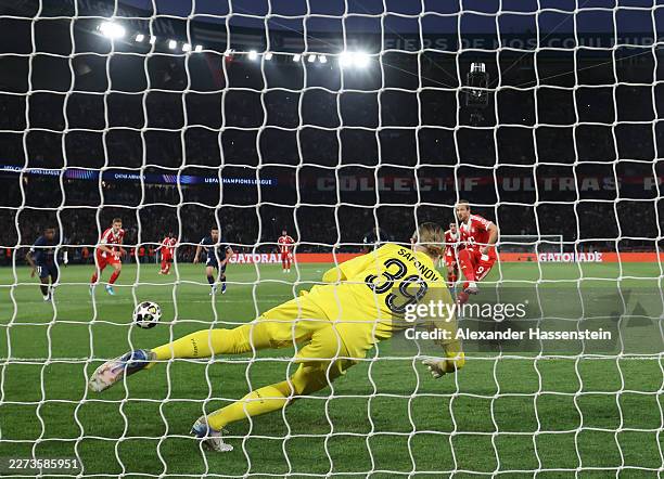 Harry Kane of FC Bayern Munich scores his team's first goal from the penalty spot past Matvey Safonov of Paris Saint-Germain during the UEFA...