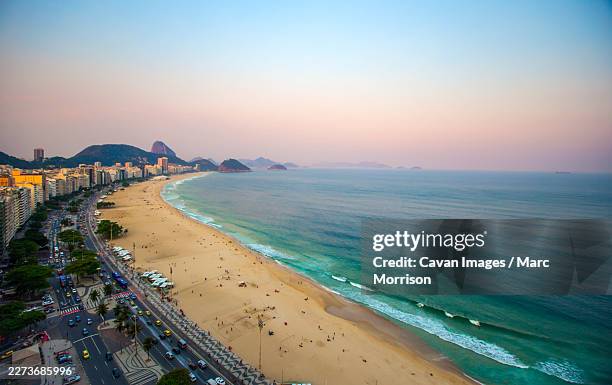 copacabana beach at dusk brazil - playa de copacabana fotografías e imágenes de stock