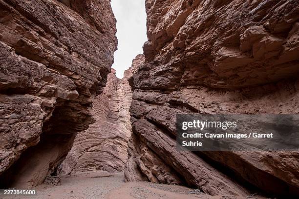 a crazy canyon called garganta del diablo in northern argentina - cataratas del iguazú fotografías e imágenes de stock