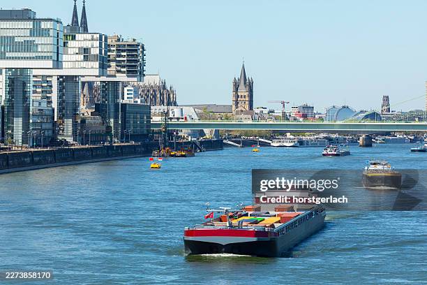ein binnencontainerschiff passiert den rheinauhafen bei köln - rhein stock-fotos und bilder