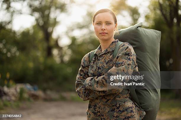 female us marine wearing uniform and carrying backpack - military training stock pictures, royalty-free photos & images