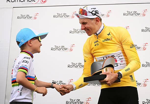Tadej Pogacar uit Slovenië en van UAE Team Emirates - XRG viert zijn etappezege op het podium tijdens de 79e Ronde van de Romandië 2026, etappe 4 (149,6 km)...