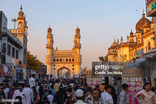 the charminar and bazar market, hyderabad, india. - povo sul asiático imagens e fotografias de stock
