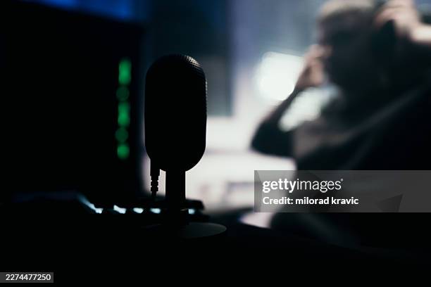 microphone set up for podcast recording and streaming - difusão de televisão imagens e fotografias de stock