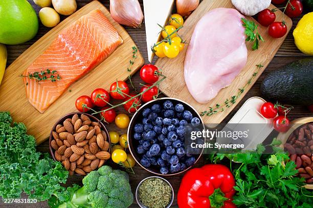 un gran grupo de ingredientes saludables con proteínas, frutas y verduras. - carbohidrato fotografías e imágenes de stock