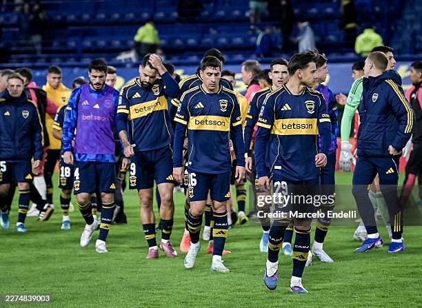 Players of Boca Juniors leave the pitch looking dejected following the team's defeat in the Torneo Apertura Mercado Libre 2026 round of 16 match...