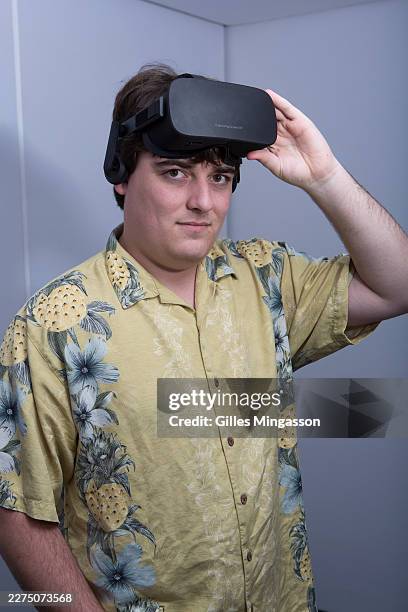 Palmer Luckey, 23 ans, le fondateur de Oculus VR et créateur du Oculus Rift, porte son masque pendant le CES 2016. Luckey a vendu Oculus à Facebook...
