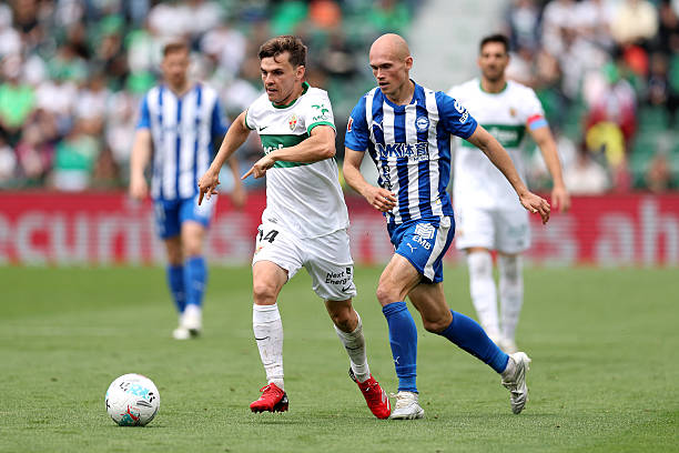 Aleix Febas of Elche CF on the ball while under pressure from Jon Guridi of Deportivo Alaves during the LaLiga EA Sports match between Elche CF and Aleix Febas of Elche CF on the ball while under pressure from Jon Guridi of Deportivo Alaves during the LaLiga EA Sports match between Elche CF and