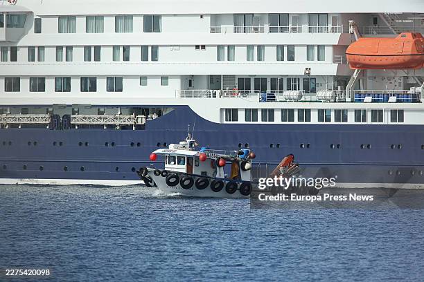 Evacuation by boat of Spanish nationals from the cruise ship MV Hondius anchored near the port of Granadilla, on 10 May, 2026 in Granadilla de Abona,...