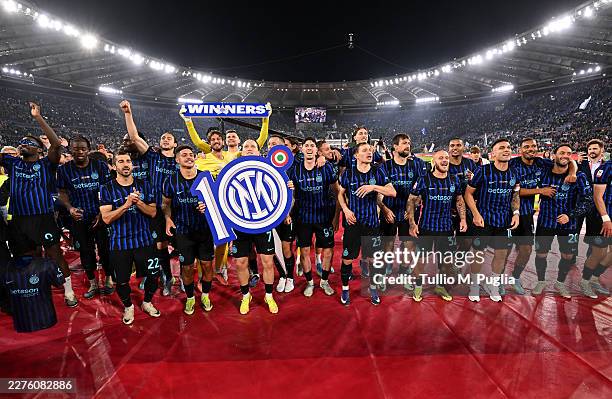 Players of FC Internazionale Milano celebrate after the team's victory in the Coppa Italia Final match between SS Lazio and FC Internazionale at...