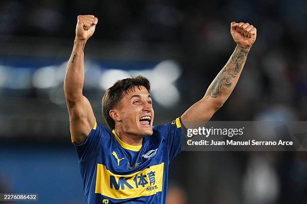 Nahuel Tenaglia of Deportivo Alaves celebrates victory following the LaLiga EA Sports match between Deportivo Alaves and FC Barcelona at Estadio de...