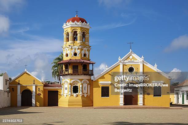 view to beautiful historic church santa barbara (iglesia de santa barbara) santa cruz de mompox in sunlight and blue sky, world heritage - santa cruz de mompox photos et images de collection