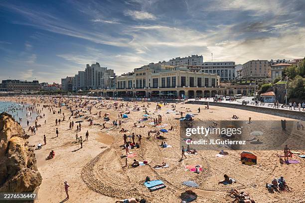 la grande plage en biarritz, francia. es la playa principal situada en el centro de la ciudad. - biarritz fotografías e imágenes de stock