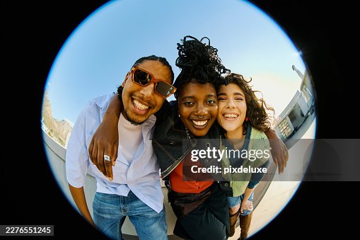 Amigos jovens se divertindo no telhado com lente olho de peixe Amigos jovens se divertindo no telhado com lente olho de peixe