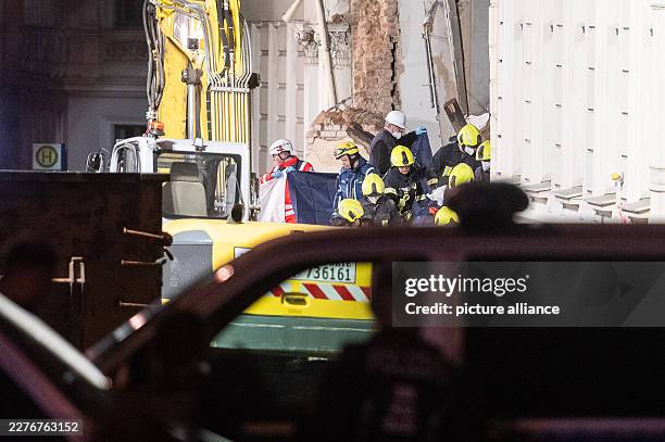 Dpatop - 21 May 2026, Saxony, Görlitz: Firefighters carry a body from the rubble of a collapsed house behind a screen. Photo from...