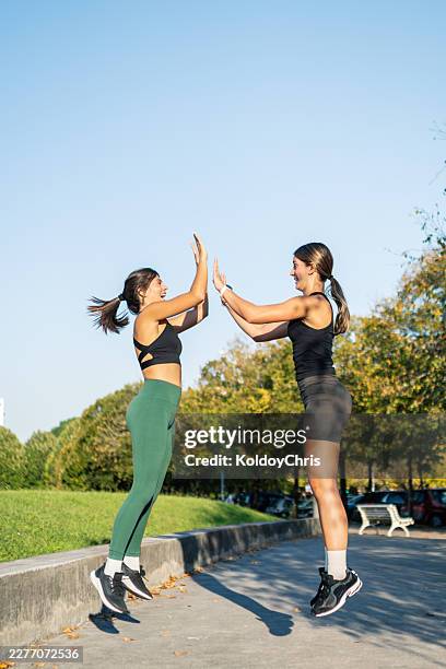 friends running and exercising together outdoors in park - corredora de footing fotografías e imágenes de stock