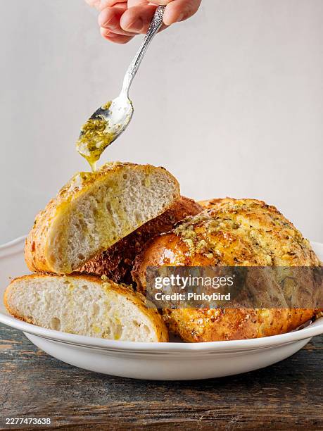 artisan pull-apart garlic bread loaf - whole yeast bread with olive oil drizzle - olive loaf stock pictures, royalty-free photos & images