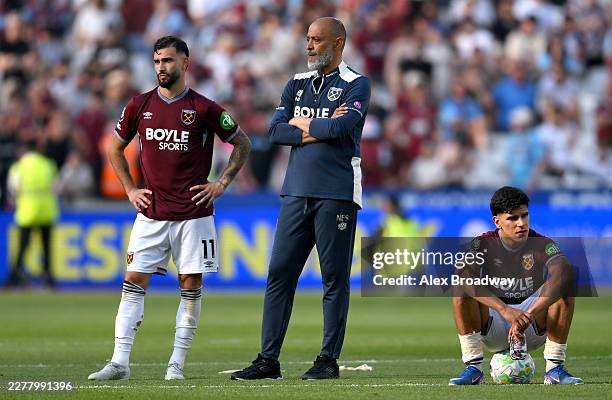 Taty Castellanos, Nuno Espirito Santo, Manager of West Ham United, and Mateus Fernandes of West Ham United looks dejected after the Premier League...