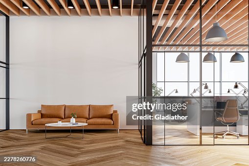 Moderne, leere Bürolounge mit Glastrennwand und Arbeitsplätzen auf Parkettboden mit weißer, unbeschriebener Wandhintergrund Moderne, leere Bürolounge mit Glastrennwand und Arbeitsplätzen auf Parkettboden mit weißer, unbeschriebener Wandhintergrund