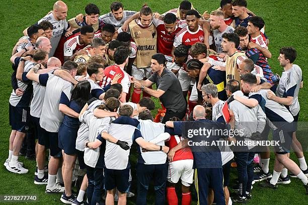 Arsenal's Spanish manager Mikel Arteta gives instructions to his players ahead of the penalty shoot-out at the end of extra time during the UEFA...