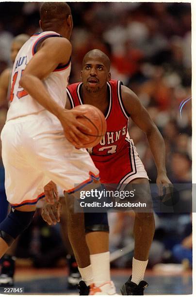 ST. JOHN''S REDMEN GUARD LEE GREEN PLAYS TIGHT DEFENSE DURING A BIG EAST CONFERENCE GAME WITH THE SYRACUSE ORANGEMEN.