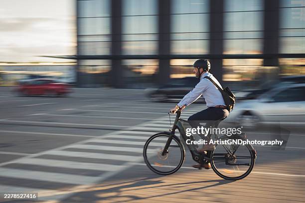 businessman riding electric bike with motion blur in urban business district - elcykel bildbanksfoton och bilder