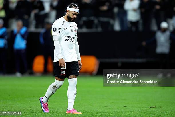 Memphis Depay of Corinthians looks down during a Copa CONMEBOL Libertadores match between Corinthians and Platense at Neo Quimica Arena on May 27,...
