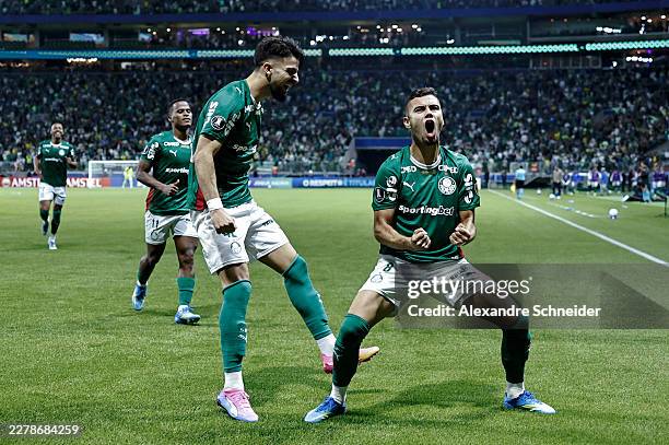 Andreas Pereira of Palmeiras celebrates with his team mates after scoring the fourth goal of their team during a Copa CONMEBOL Libertadores Group F...